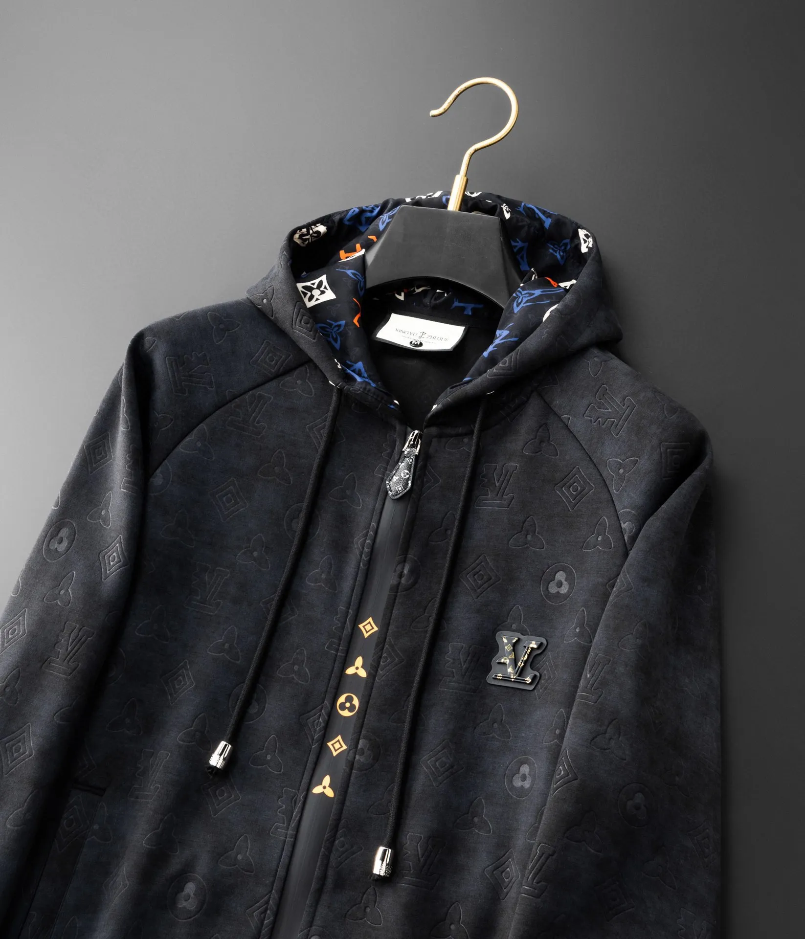 🅿️620 [LV Louis Vuitton] hot-selling suit is coming. Focus on the original version of the official website. 2025 new hot-selling cardigan and sweatshirt suit. The original order is the best. 🇭🇰The meticulous work of top designers. It has a fitting and perfect upper body effect. All-natural high-quality Tencel Roman cotton 100%, close-fitting comfort, noble and elegant! Original hardware embodies elegance and nobility! Counter size: M-4XL (up to 190 pounds)